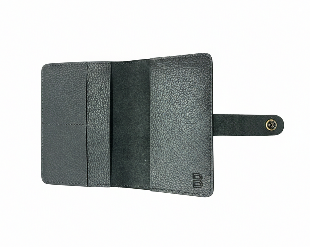 Portapasaporte de cuero negro